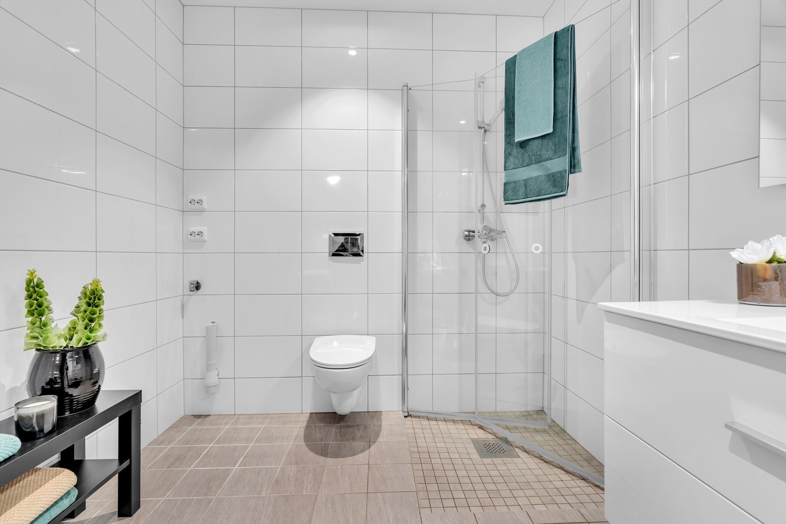 Badet har mekanisk avtrekk gjennom et balansert ventilasjonsanlegg, som sørger for god luftkvalitet. I tillegg er det tilluftsspalter under og over døren, noe som sikrer luftsirkulasjon og gir et behagelig inneklima. Galleribilde