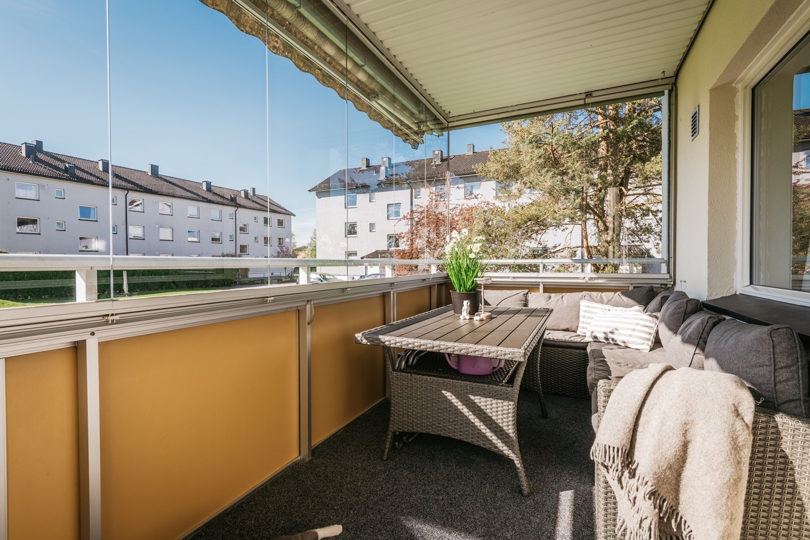 Fra stuen er det også utgang til en takoverbygget balkong hvor morgenkaffen kan nytes! Galleribilde
