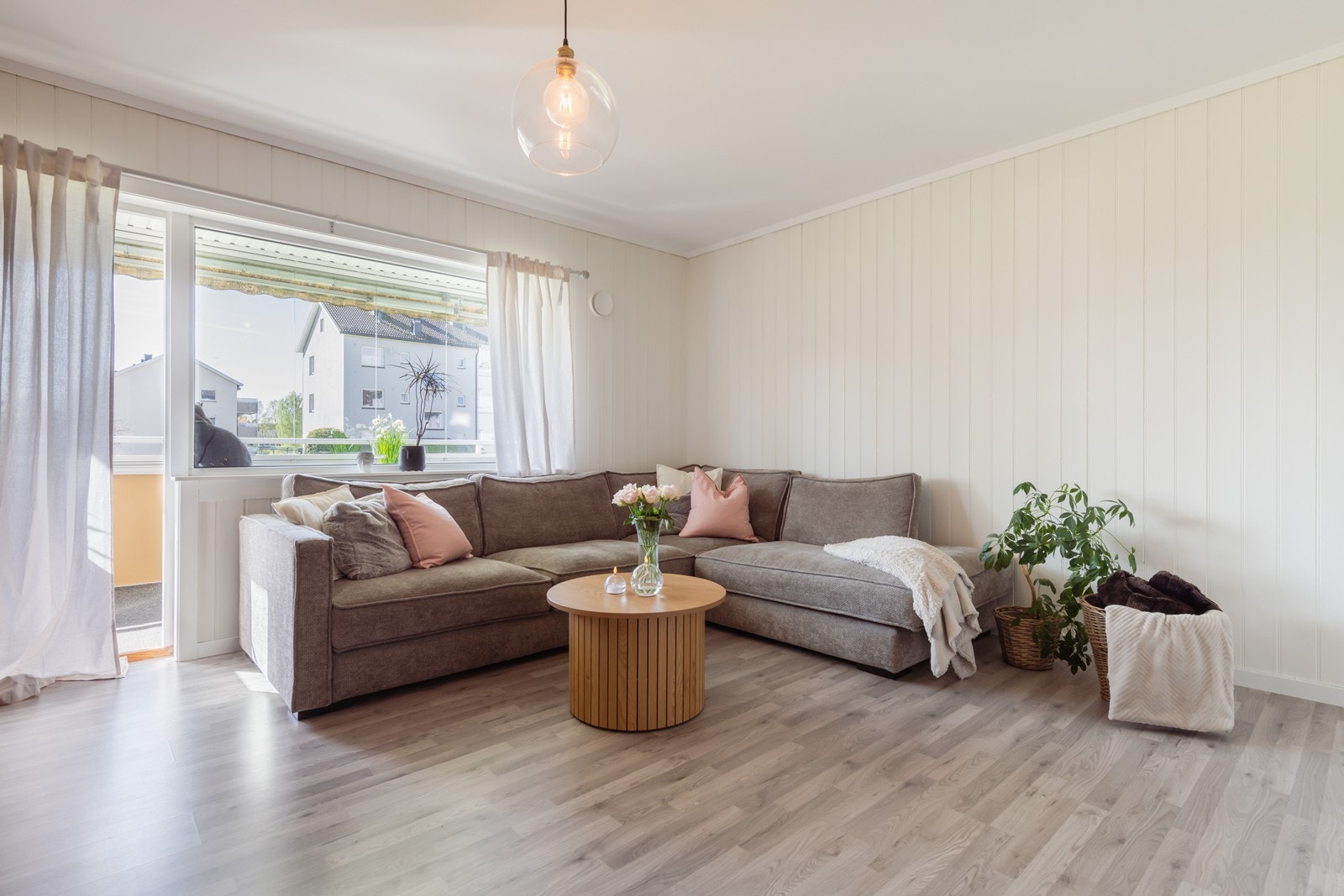 Leiligheten fremstår som lys og moderne med flotte fargevalg. Galleribilde