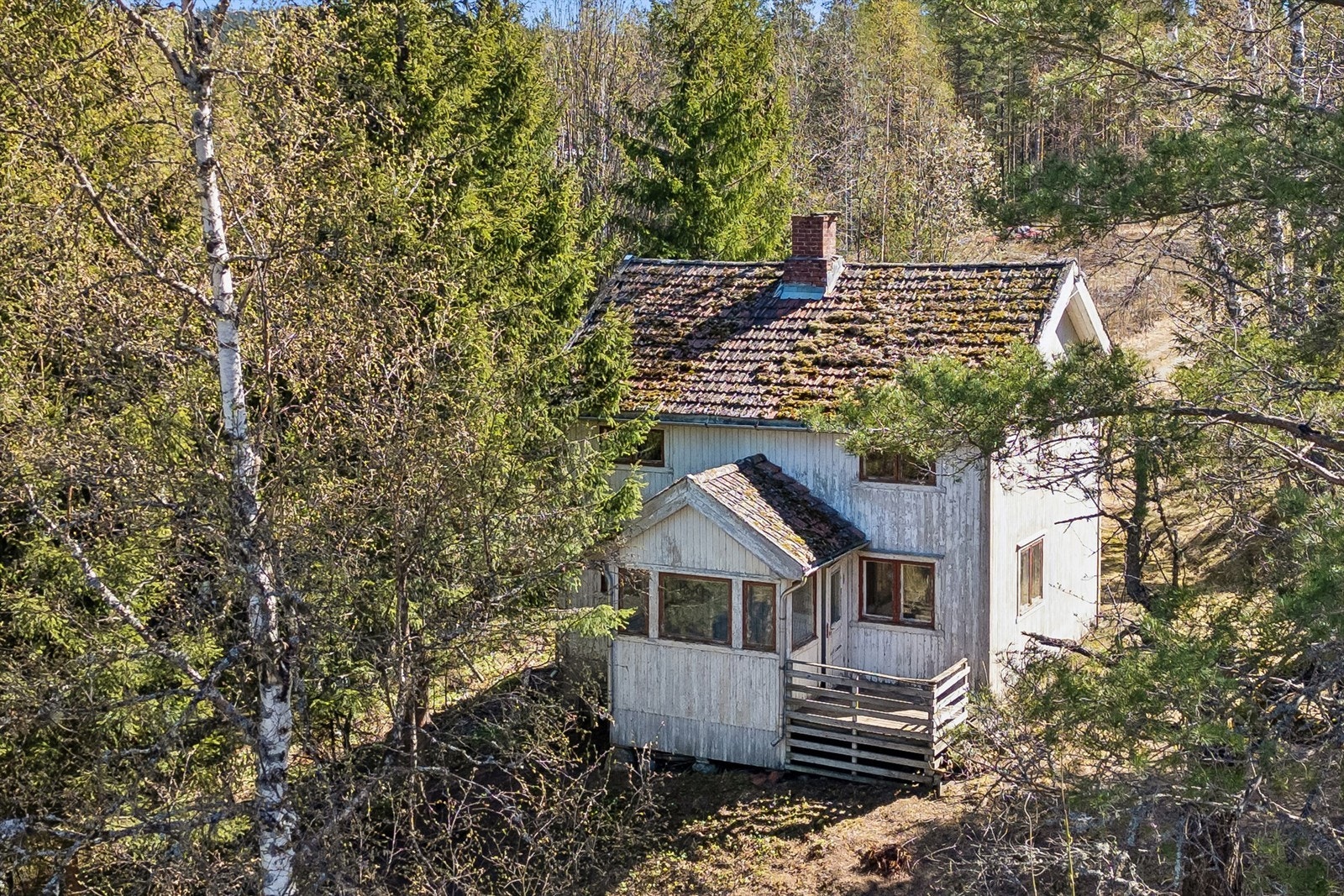 Boligen bærer preg av slitasje og etterslep av vedlikehold, så full renovering må påregnes Galleribilde