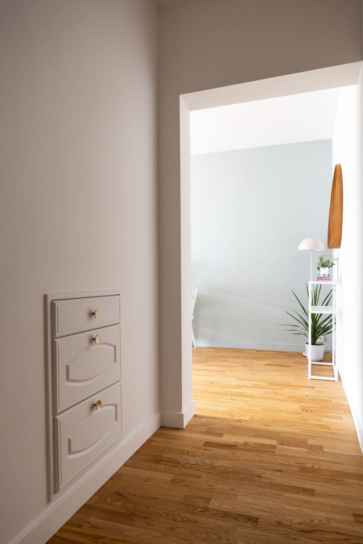 Lys og innbydende entré med stor skyvedørsgarderobe samt tilpassede skohyller Galleribilde