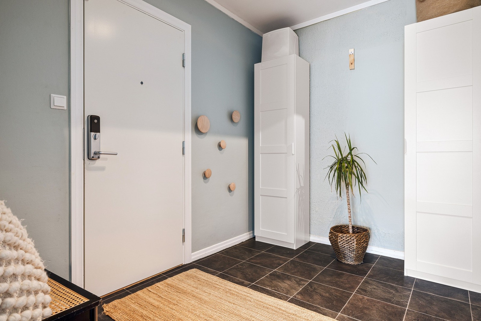 Entréen er romslig og har fliselaminat på gulv samt malte slette flater på vegger og tak, noe som gir et lyst og moderne førsteinntrykk. Galleribilde