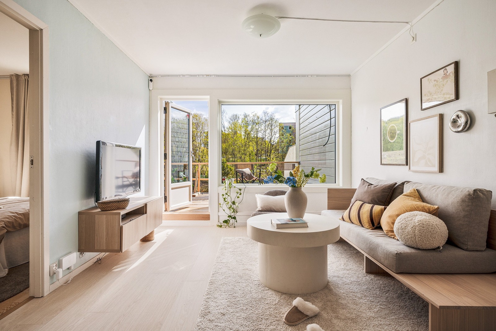 Fra stuen er det direkte utgang til en stor terrasse på ca. 18 m², som blir en naturlig forlengelse av oppholdsrommet i sommerhalvåret. Galleribilde