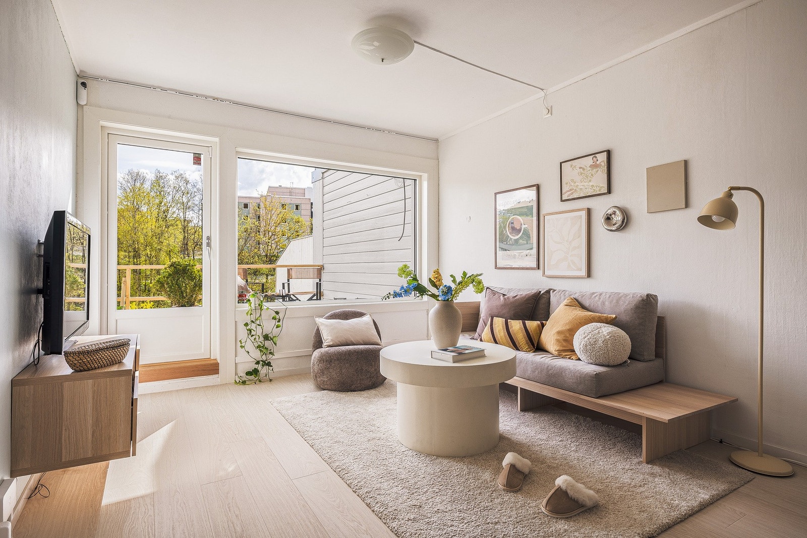 Store vindusflater slipper inn rikelig med naturlig lys og bidrar til en behagelig romfølelse gjennom hele dagen. Galleribilde