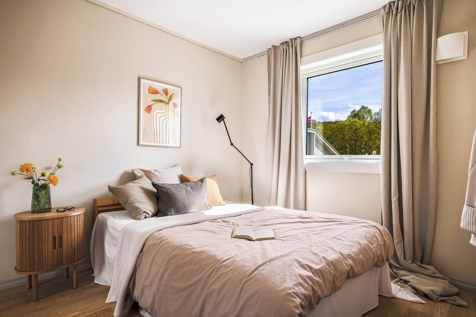 Soverommet fremstår lyst og hyggelig med parkett på gulv, malte tapetflater på vegger og malte slette flater i tak, samt plass til ønsket garderobeløsning. Galleribilde