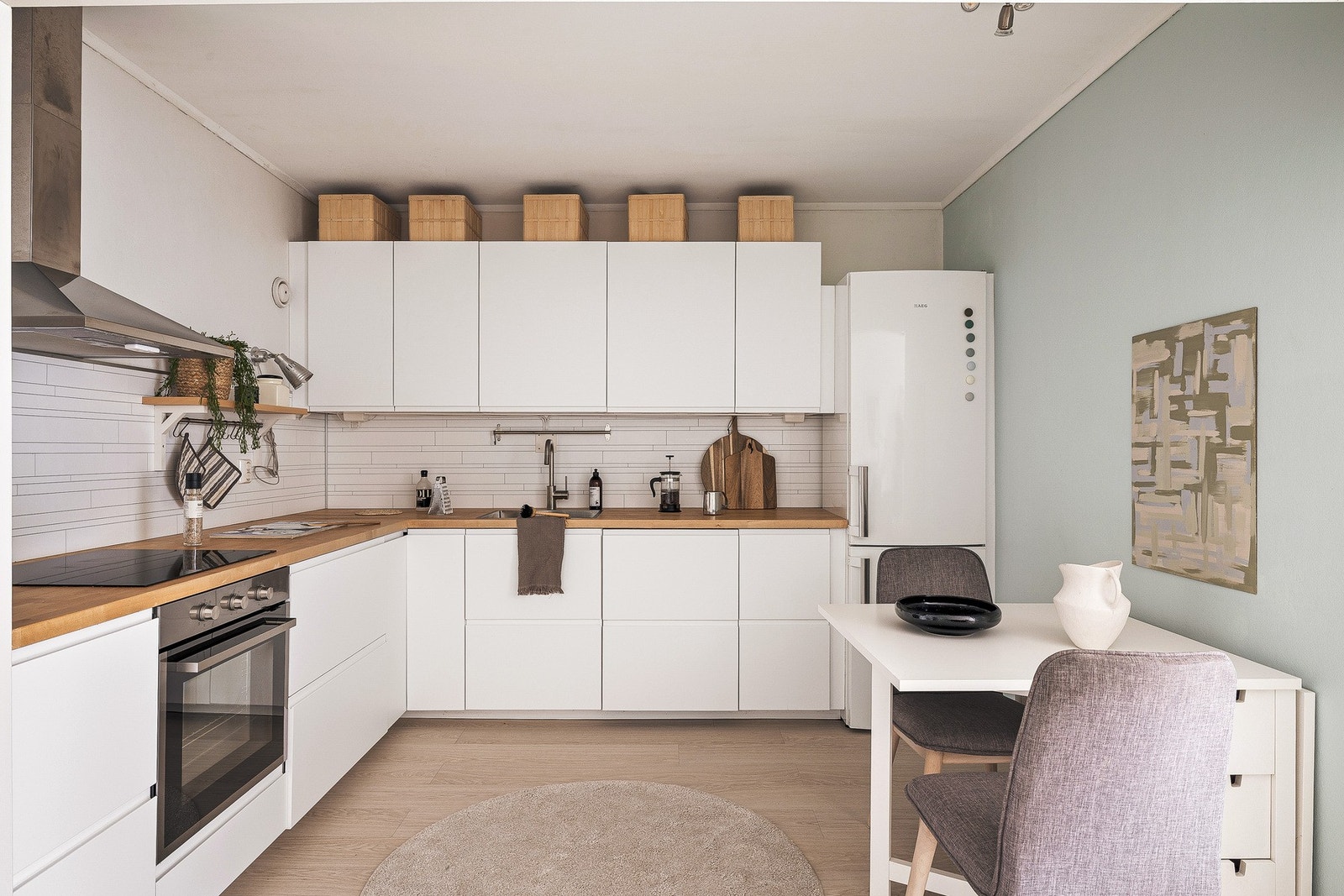 jøkkenet er innredet med moderne IKEA-innredning med slette fronter og heltre benkeplate med nedfelt stålvask. Integrerte hvitevarer inkluderer oppvaskmaskin, stekeovn, platetopp og ventilator, og det er avsatt plass til kjøleskap. Galleribilde