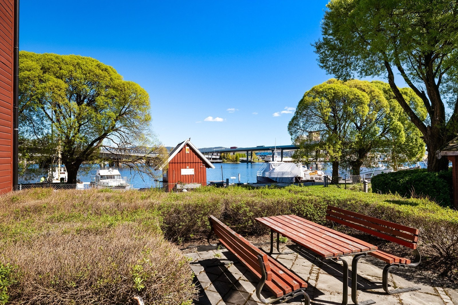 Sameiets fellesarealer er pent opparbeidet med sittegrupper og grøntarealer. Galleribilde