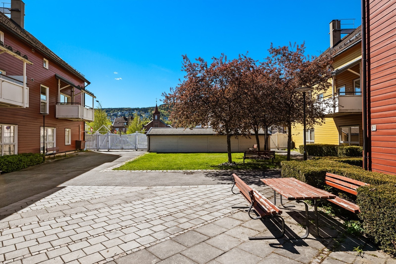 Rolige og bilfrie fellesområder mellom bygningene. Galleribilde