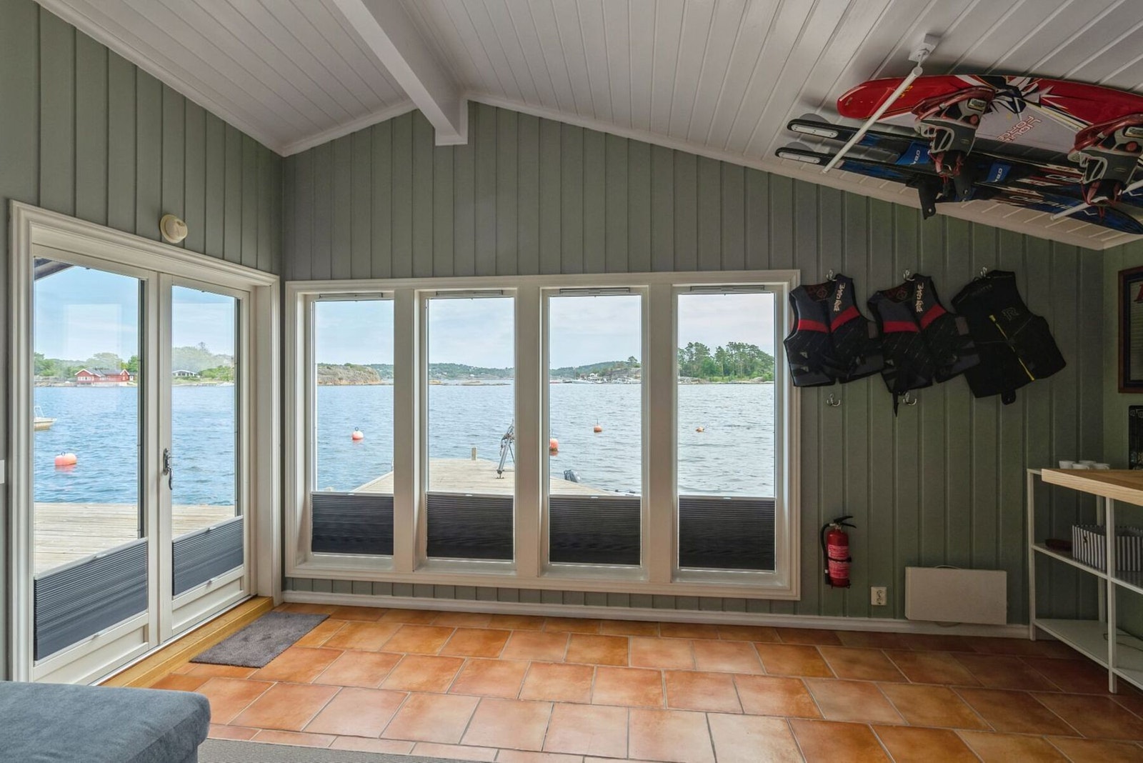 Flott sjøbod på bryggen Galleribilde