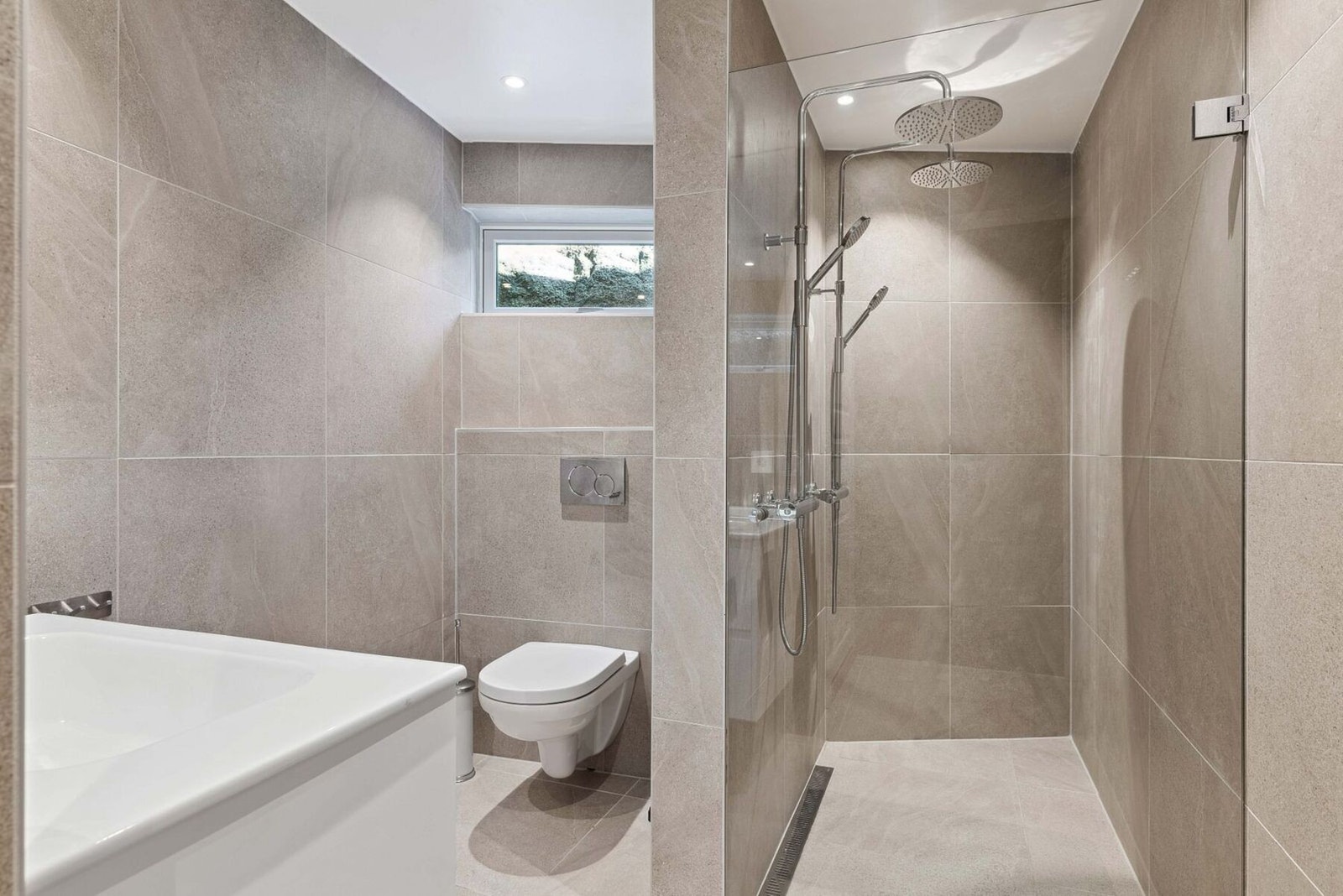 I underetasjen finner man dette lekre badet også fra 2019, samt 2 soverom. Perfekt ungdomsavdeling! Galleribilde