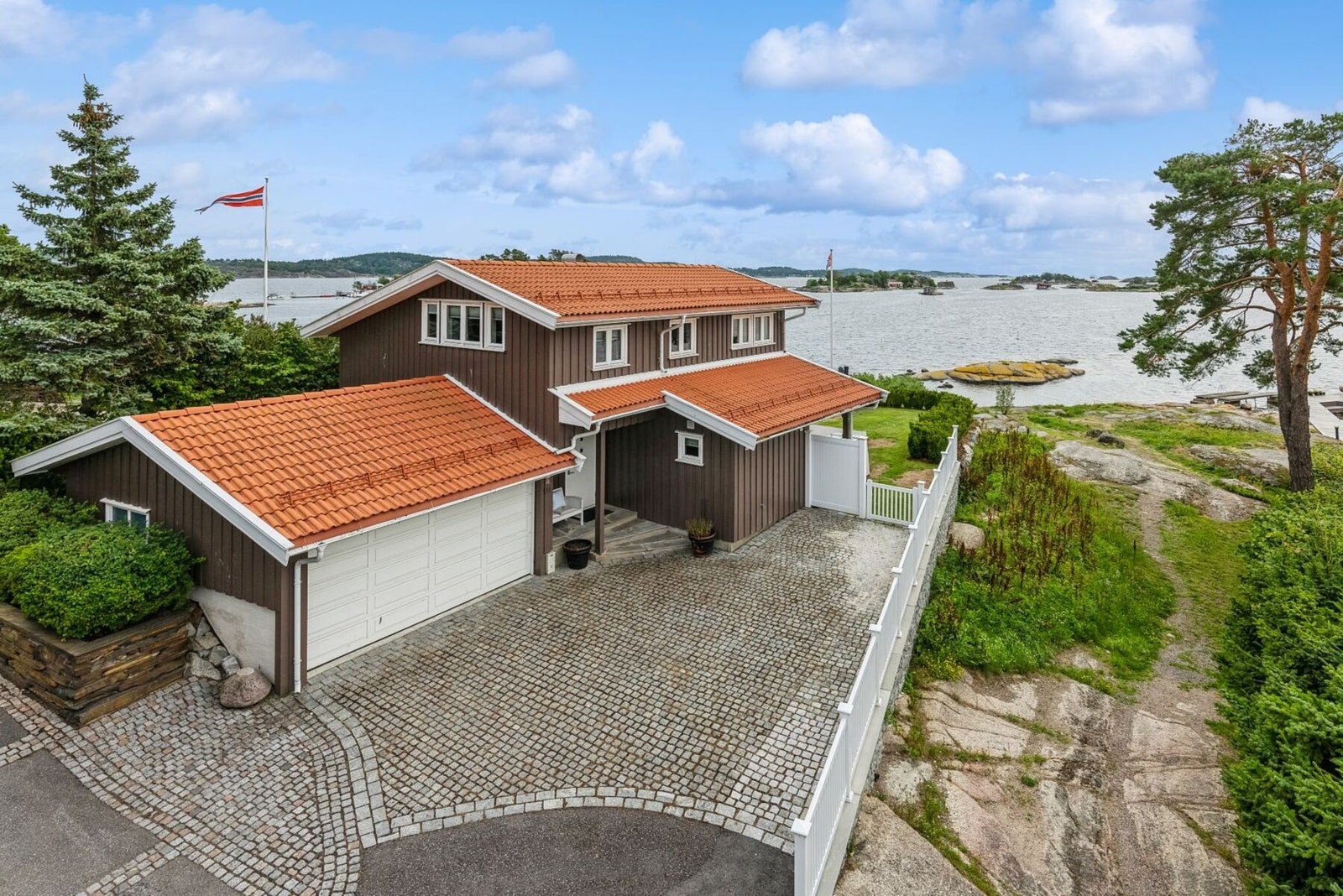 Dobbel garasje og rikelig med parkering Galleribilde
