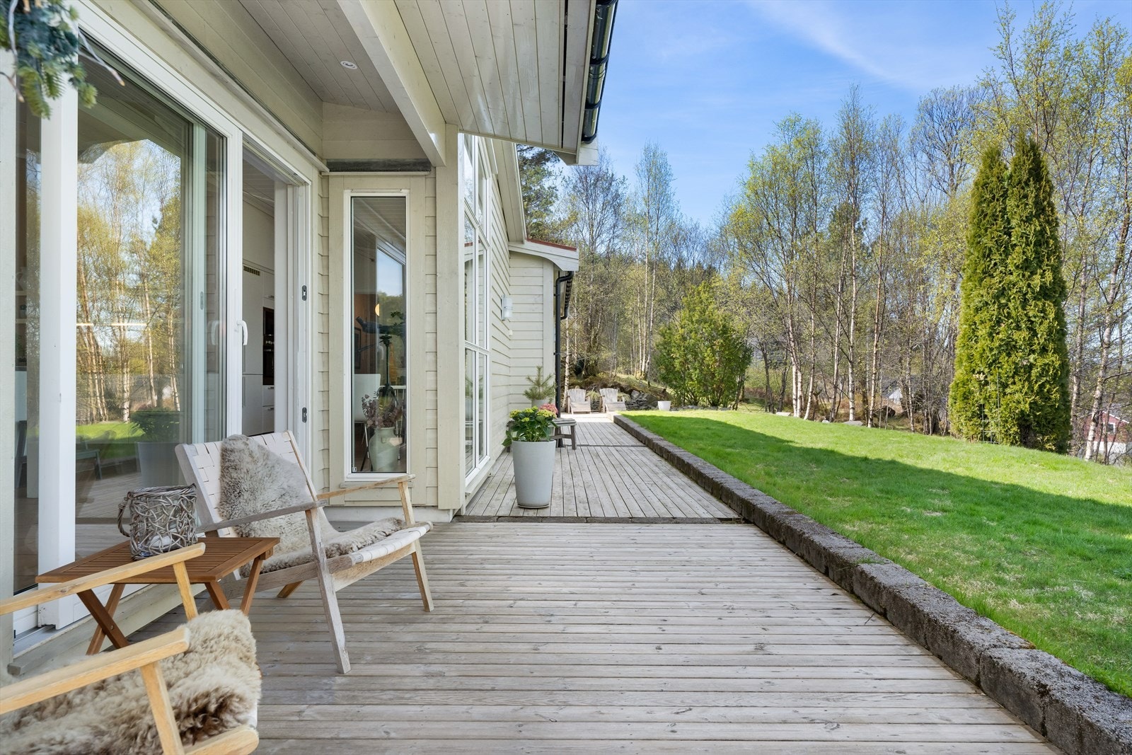 Den store treterrassen følger terrenget og gjør det enkelt å ferdes rundt boligen. Galleribilde