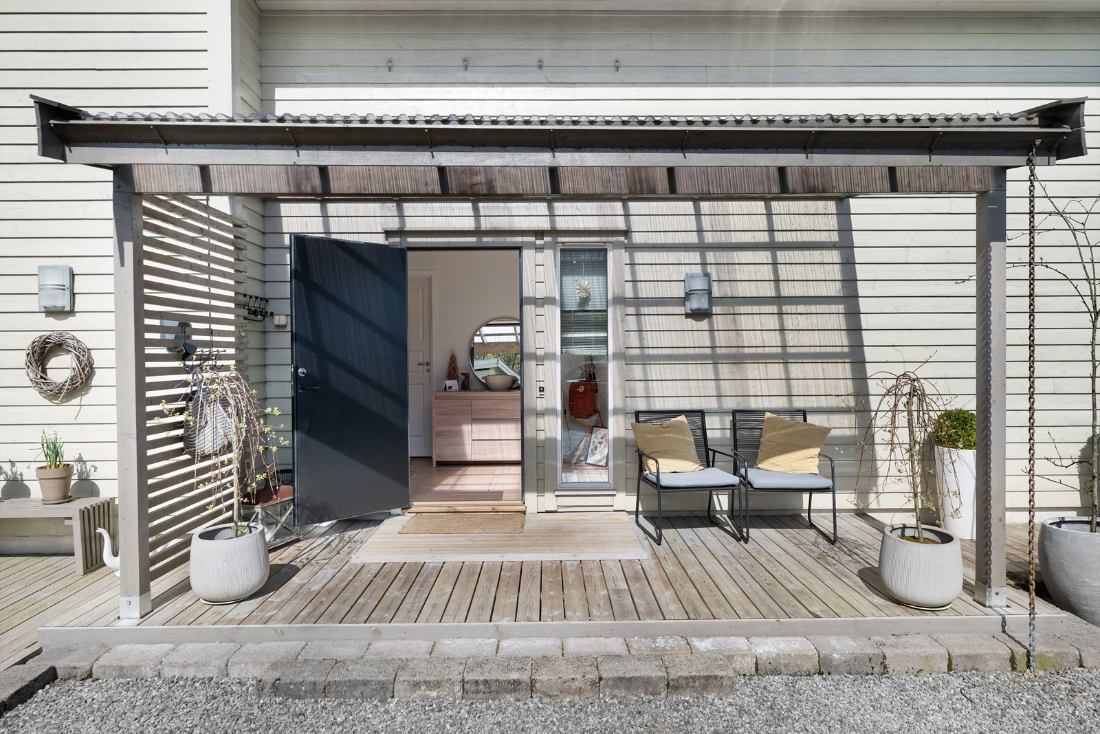 Overbygget, og godt skjermet, inngangsparti. Galleribilde