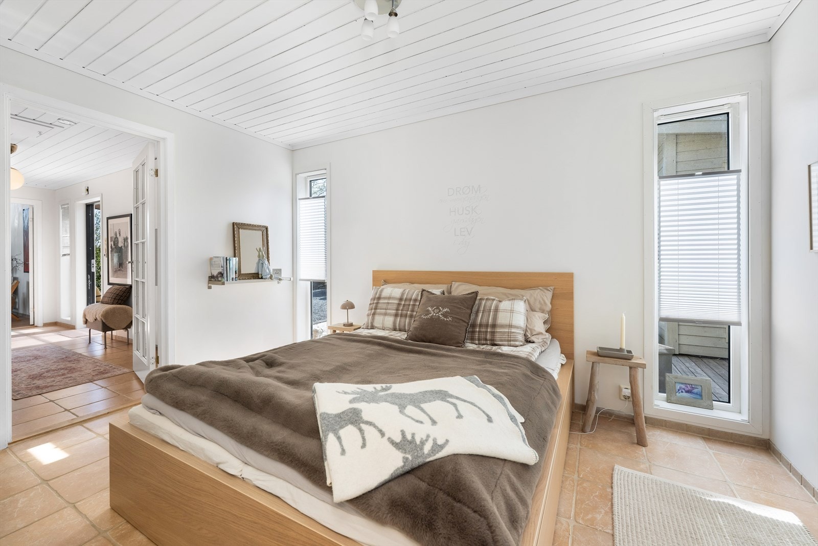 Hovedsoverommet har inngang fra entreen. Et flott rom med eget bad og garderobe, slik "alle" ønsker seg i dag. Galleribilde
