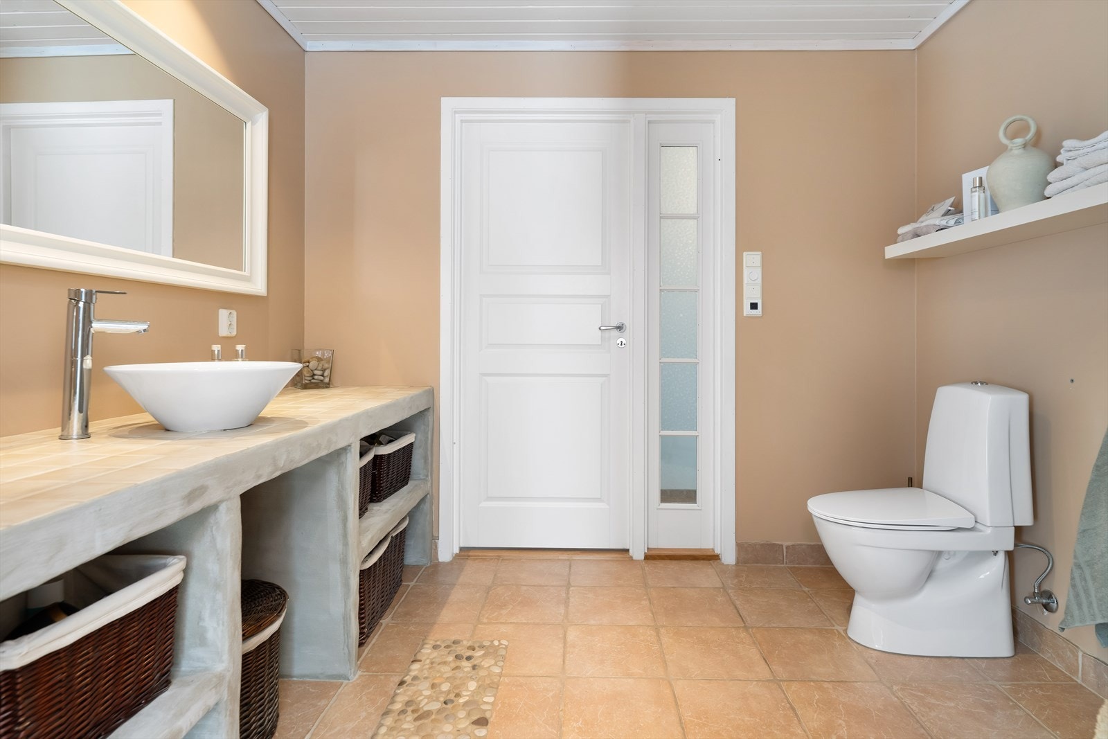 Badet er stort og luftig plassert "midt i" huset. Galleribilde