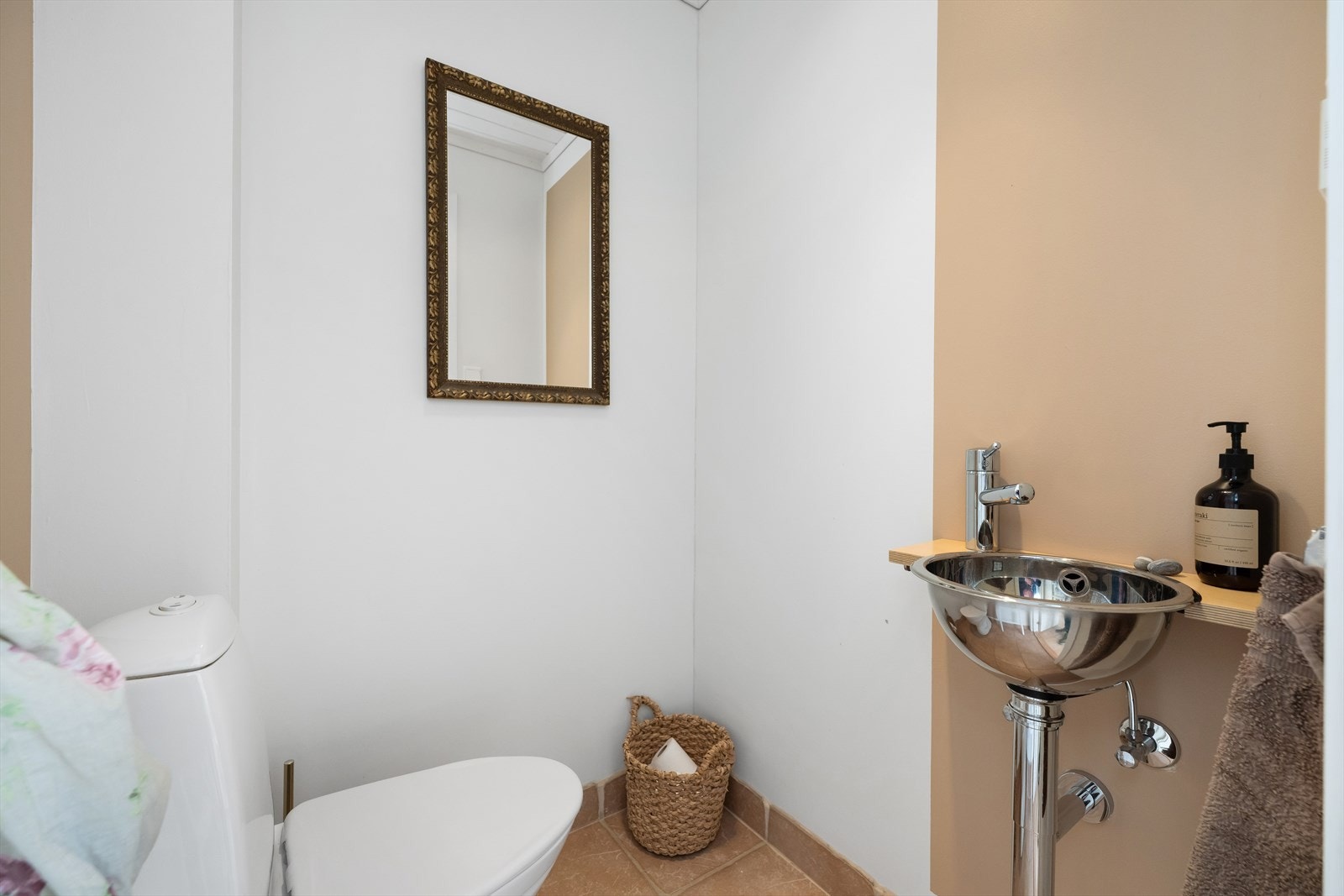 Separat toalettrom med wc og servant. Rommet har adkomst fra entreen og er plassert mellom badene. Galleribilde