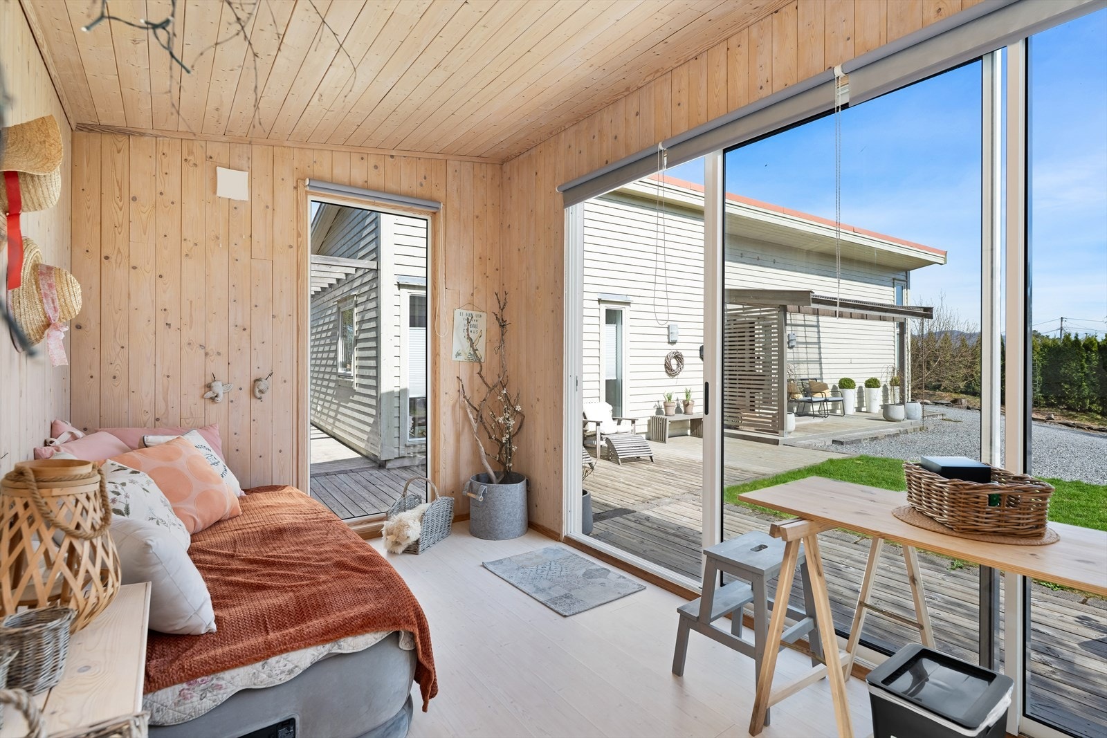Utestuen har innlagt strøm og store vinduer, noe som gjør den til et lyst og anvendelig rom. Galleribilde