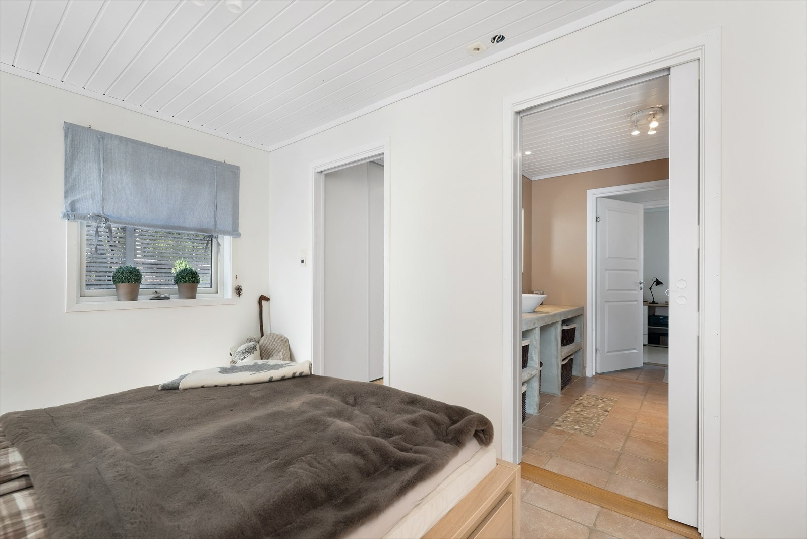 Fra hovedsoverommet er det praktiske skyvedører til badet og garderoben. Galleribilde