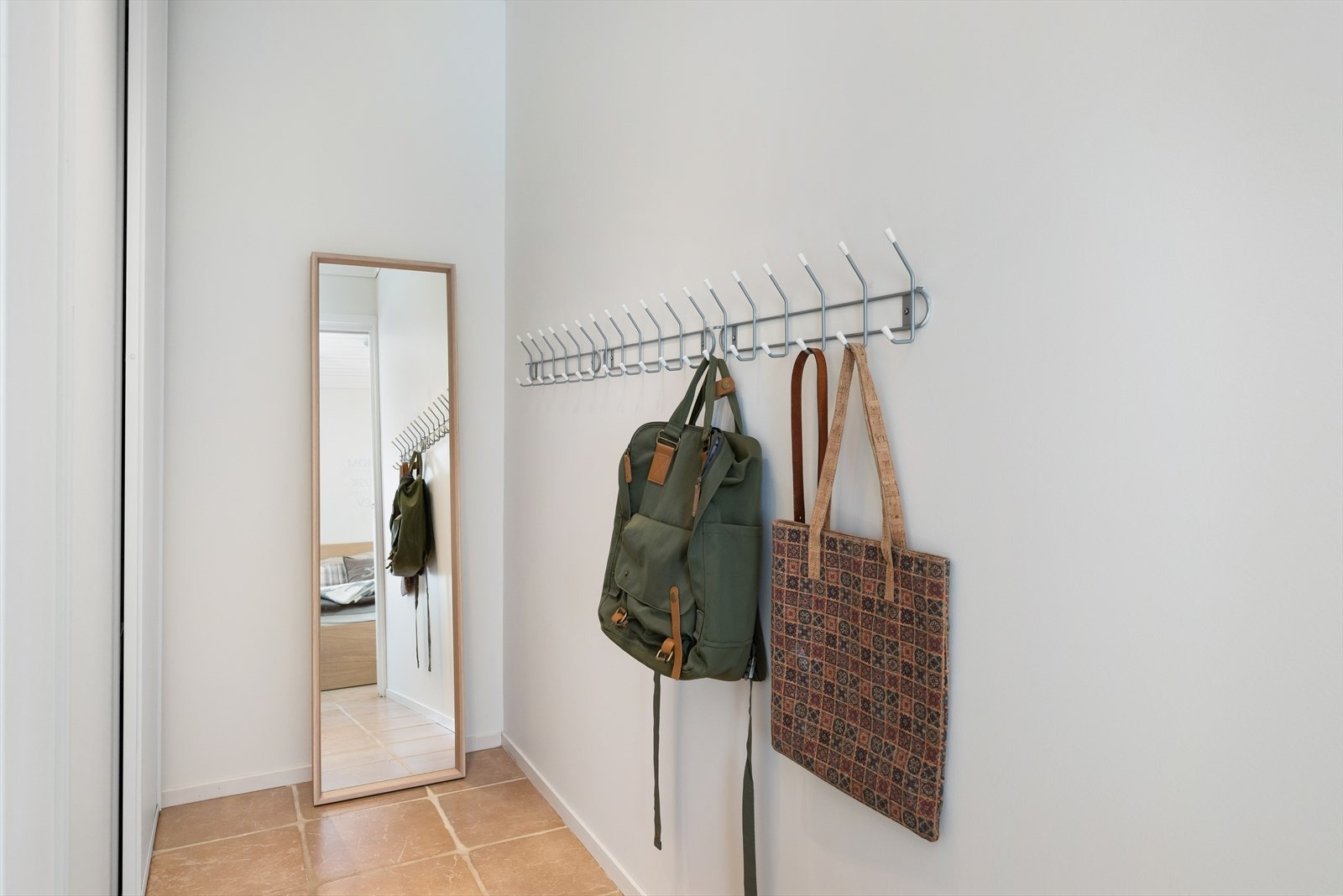 Fra hovedsoverommet er det også inngang til en egen garderobe. Godt med plass for oppbevaring av klær samt påkledning. Galleribilde