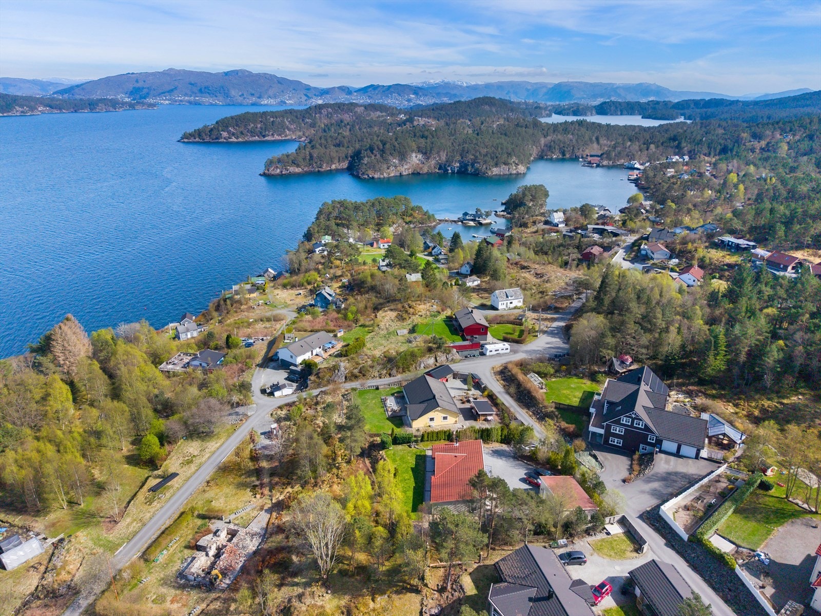 Nærområdet byr på spredt boligbebyggelse og grønne omgivelser. Galleribilde
