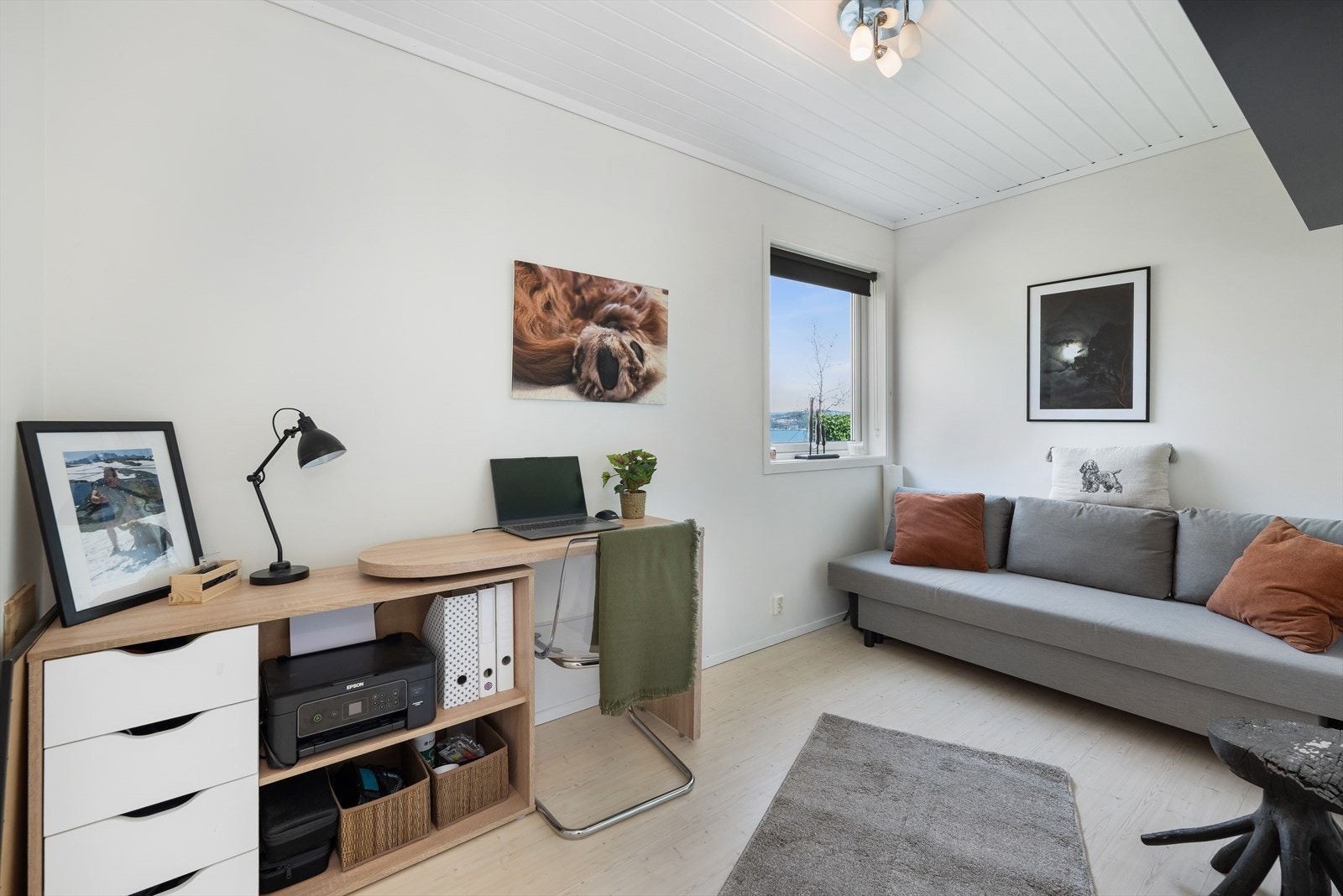 Det tredje soverommet er i husets nordøstre hjørne, og dette med inngang fra soveromsgangen. Også dette rommet er av god størrelse og har utsikt mot nærområdet og fjorden i nordøst. Galleribilde