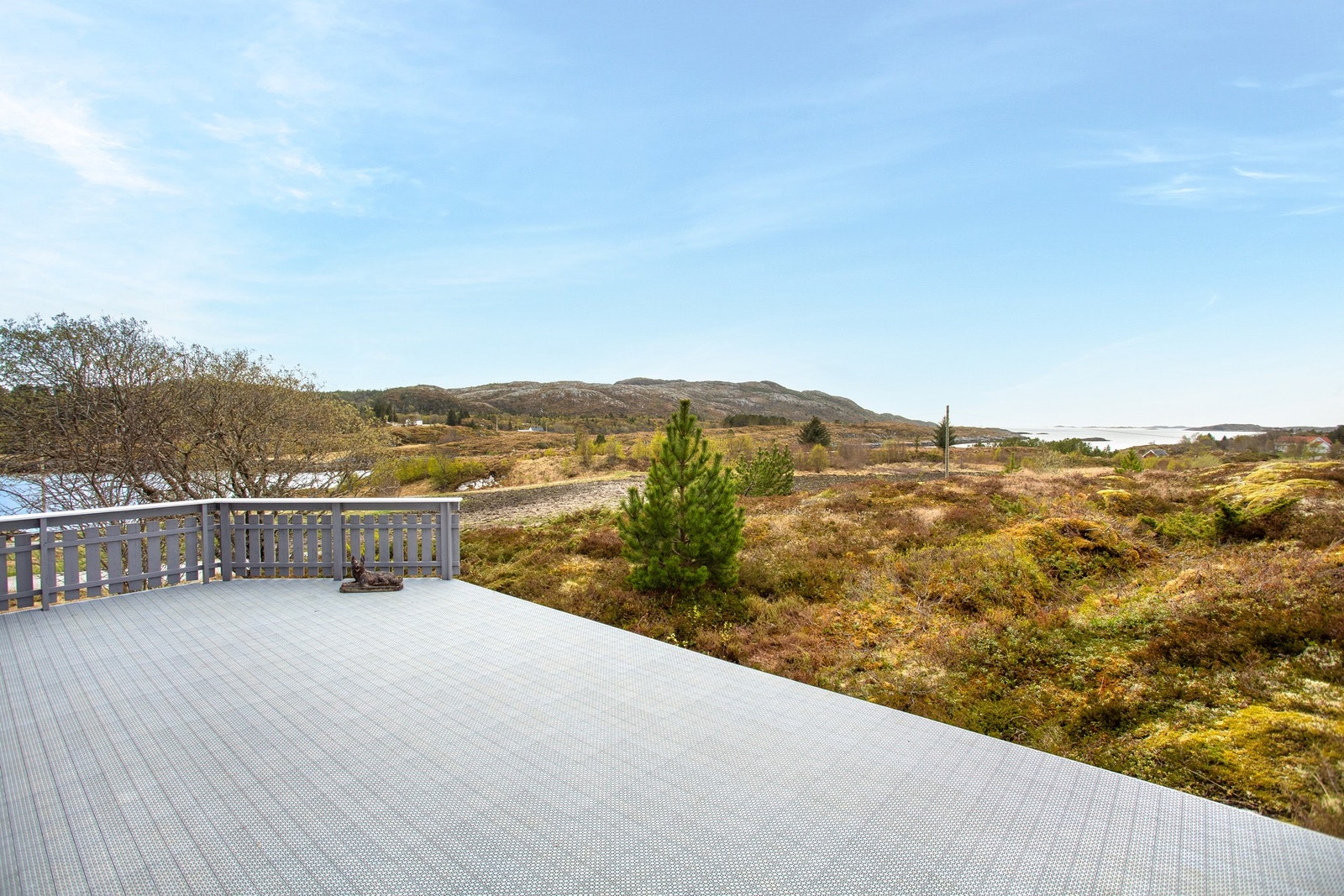 Stor veranda med god plass til hagemøbler, grill ect. Galleribilde