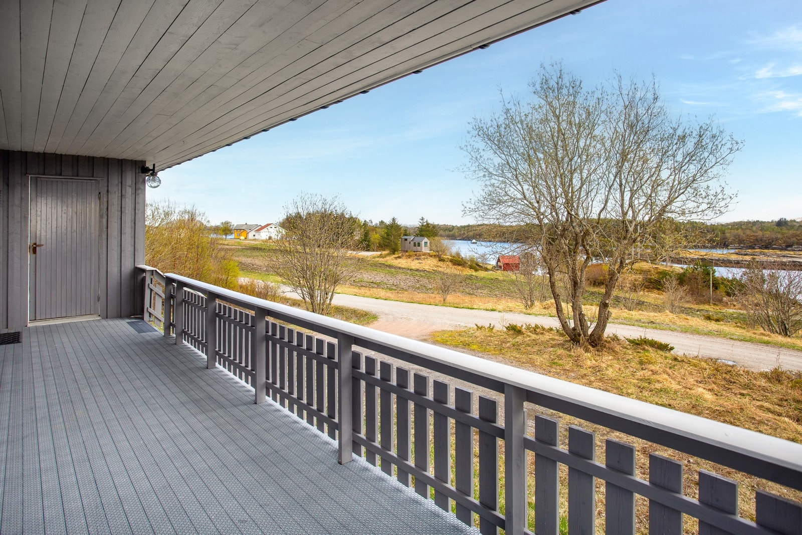 Deler av verandaen er takoverbygget. Galleribilde