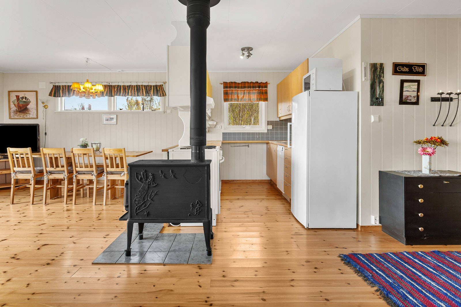 Vedfyring som varmer godt på kalde dager. Galleribilde