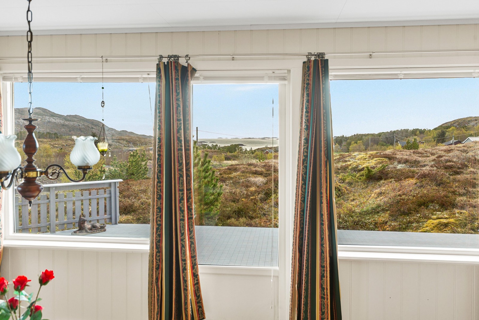 Fra stuen kan man nyte fantastisk utsikt mot fjord og fjell. Galleribilde