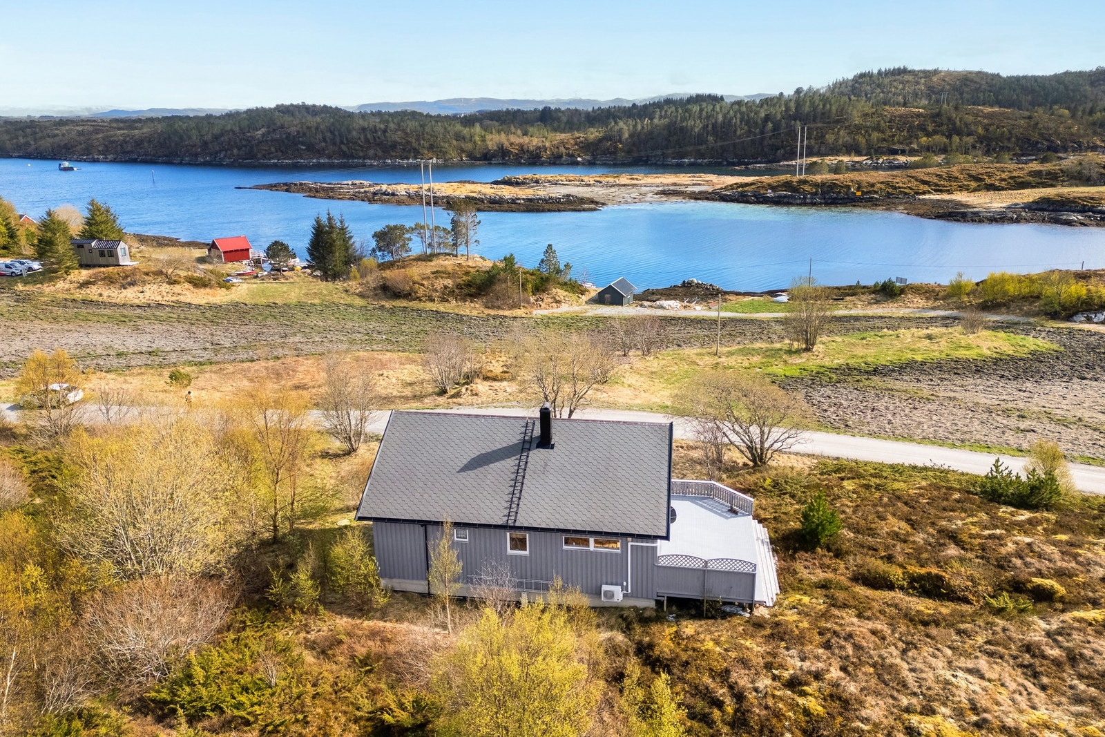 Boligen ligger kun 6 km fra Rørvik sentrum med alle servicefasiliteter man måtte trenge. Her har man en fritideiendom med mange muligheter. Galleribilde