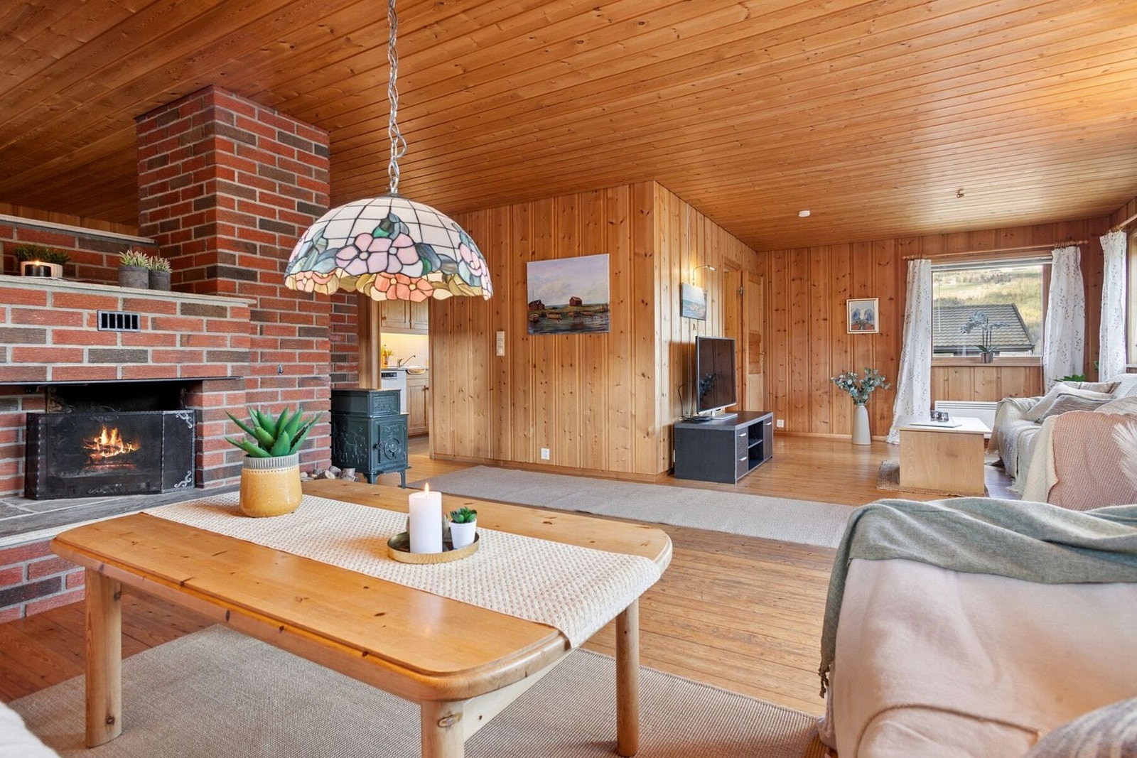 Stuen er delt i flere soner og dette gir flere muligheter for møblering. Galleribilde