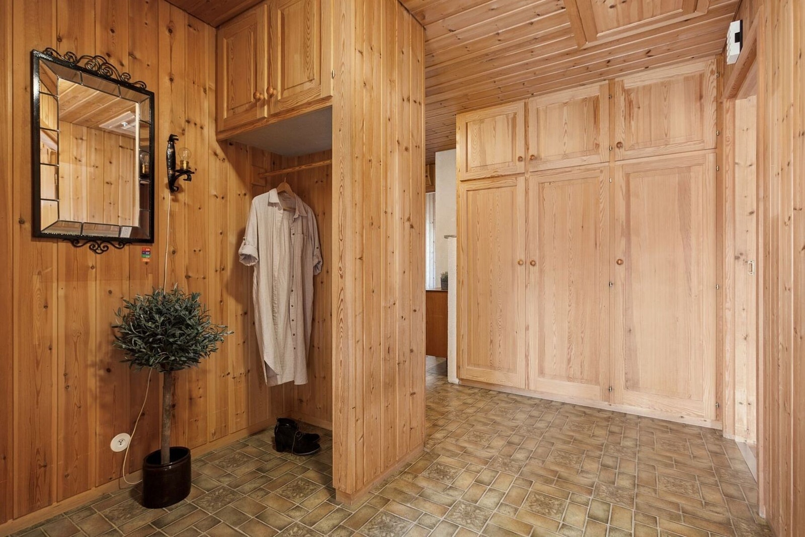 Velkommen inn. Romslig vf/hall med garderobeskap. Galleribilde