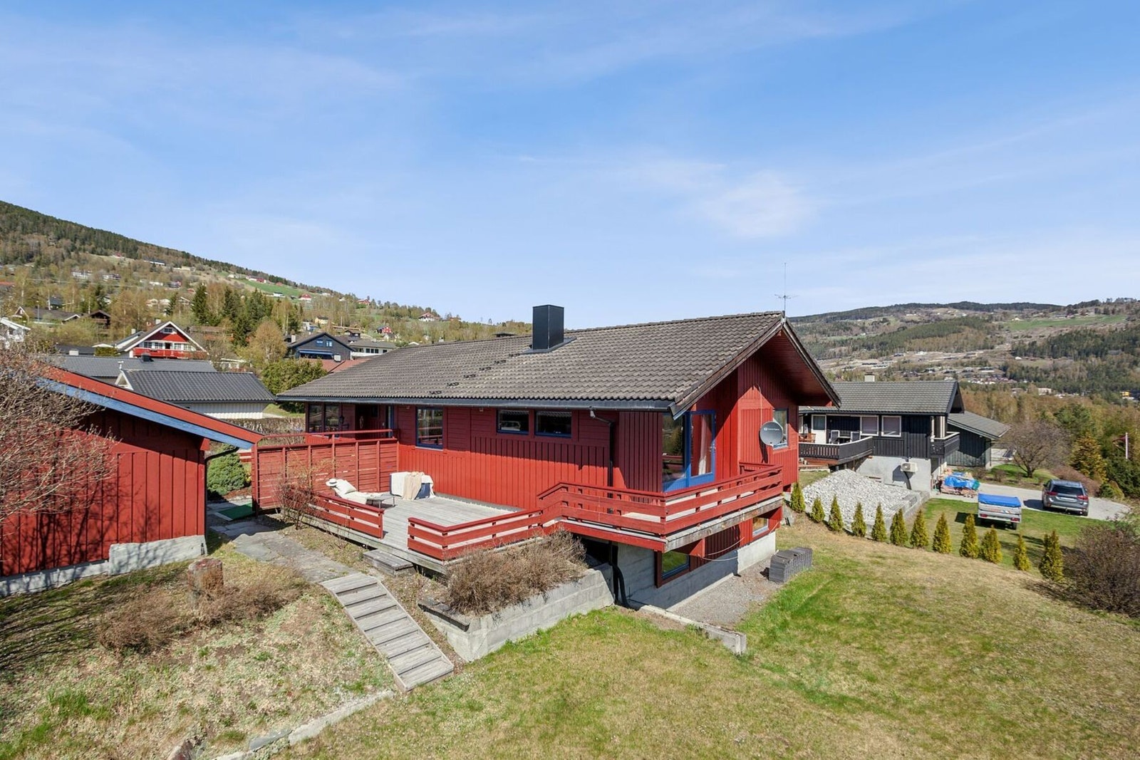 Stor og solrik terrasse med flere nivåer. Galleribilde
