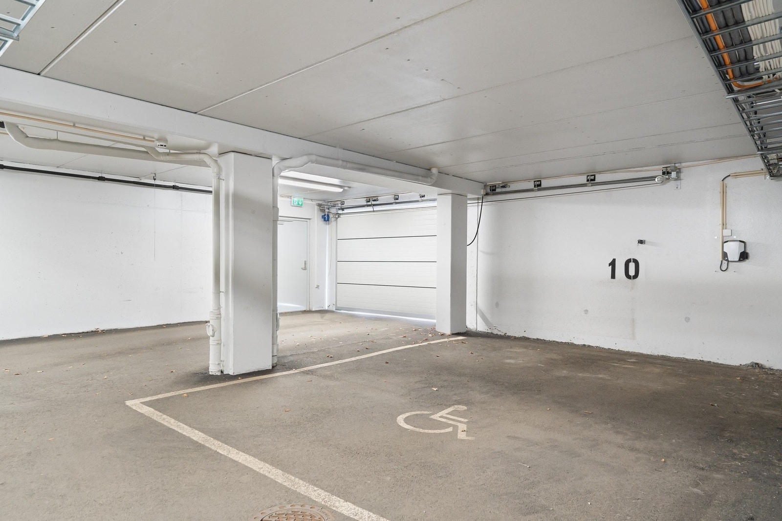 To garasjeplasser i felles anlegg med egne elbilladere. Galleribilde
