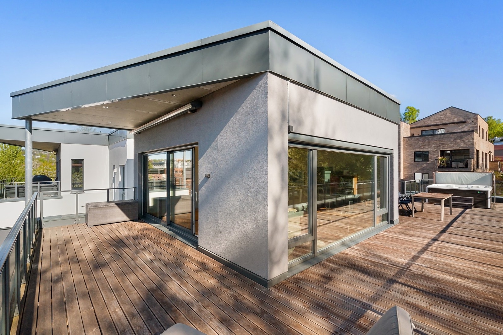 Takterrassene fungerer som naturlige forlengelser av oppholdsrommene. Denne terrassen er på 76 m². Galleribilde