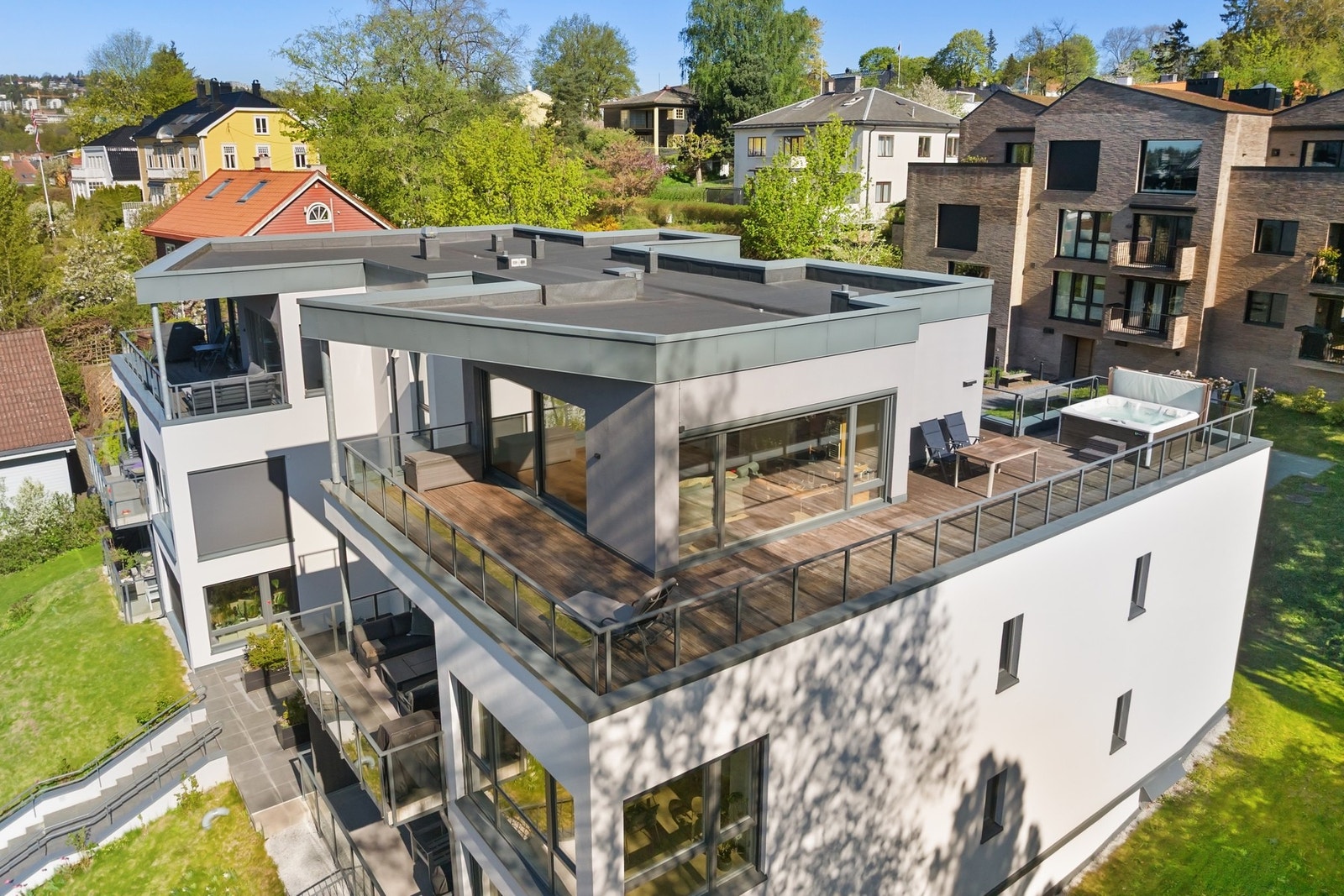Solrike uteplasser med svært gode solforhold gjennom store deler av dagen. Galleribilde