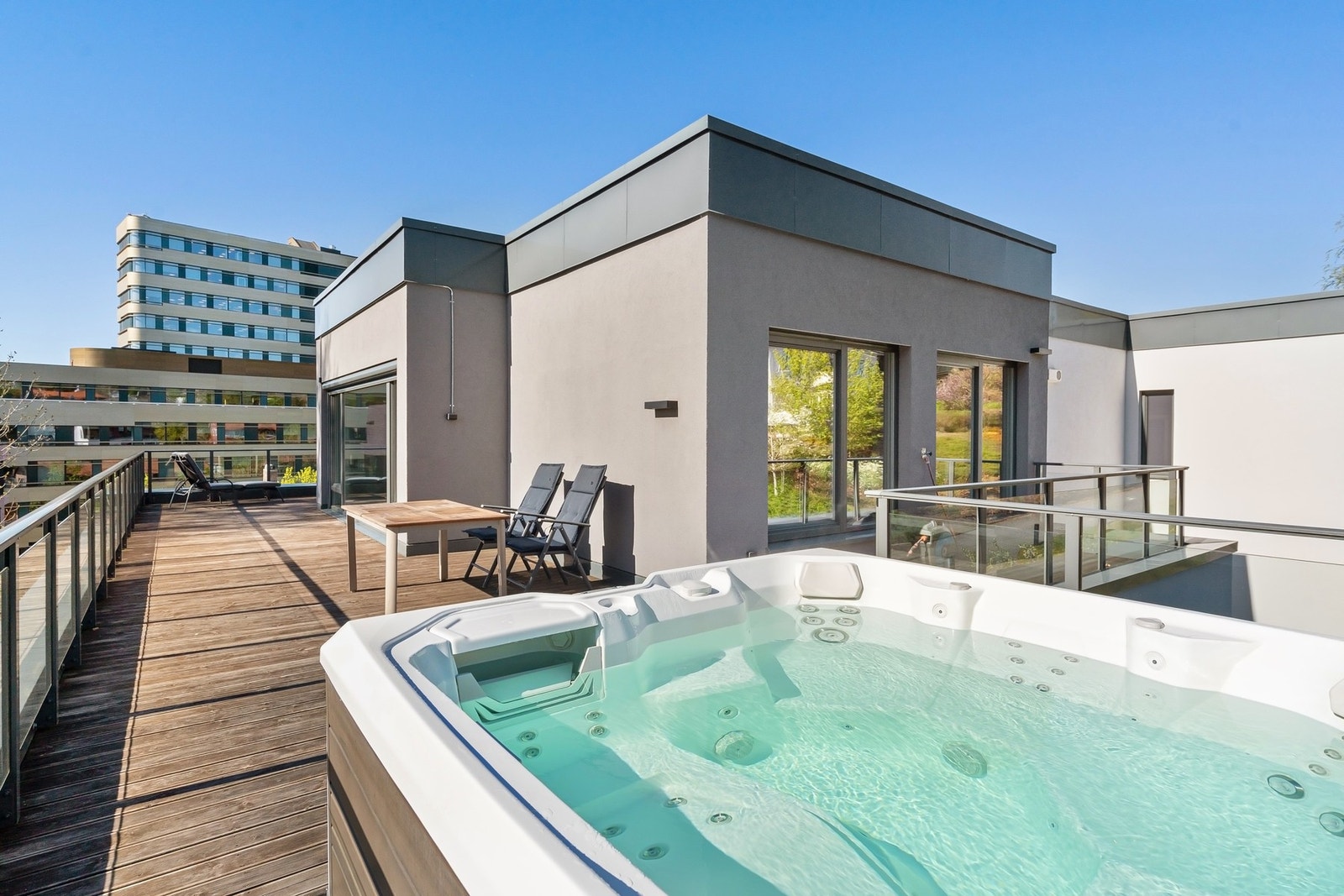 Takterrasse med boblebad. Galleribilde
