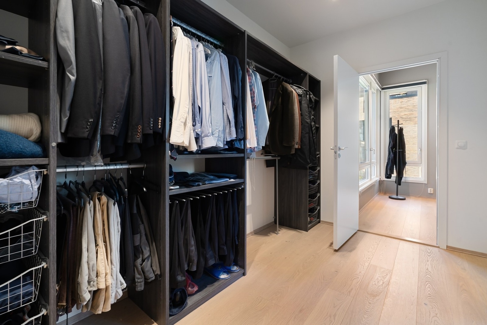 Walk-in-closet på vei inn til hovedsoverommet. Galleribilde