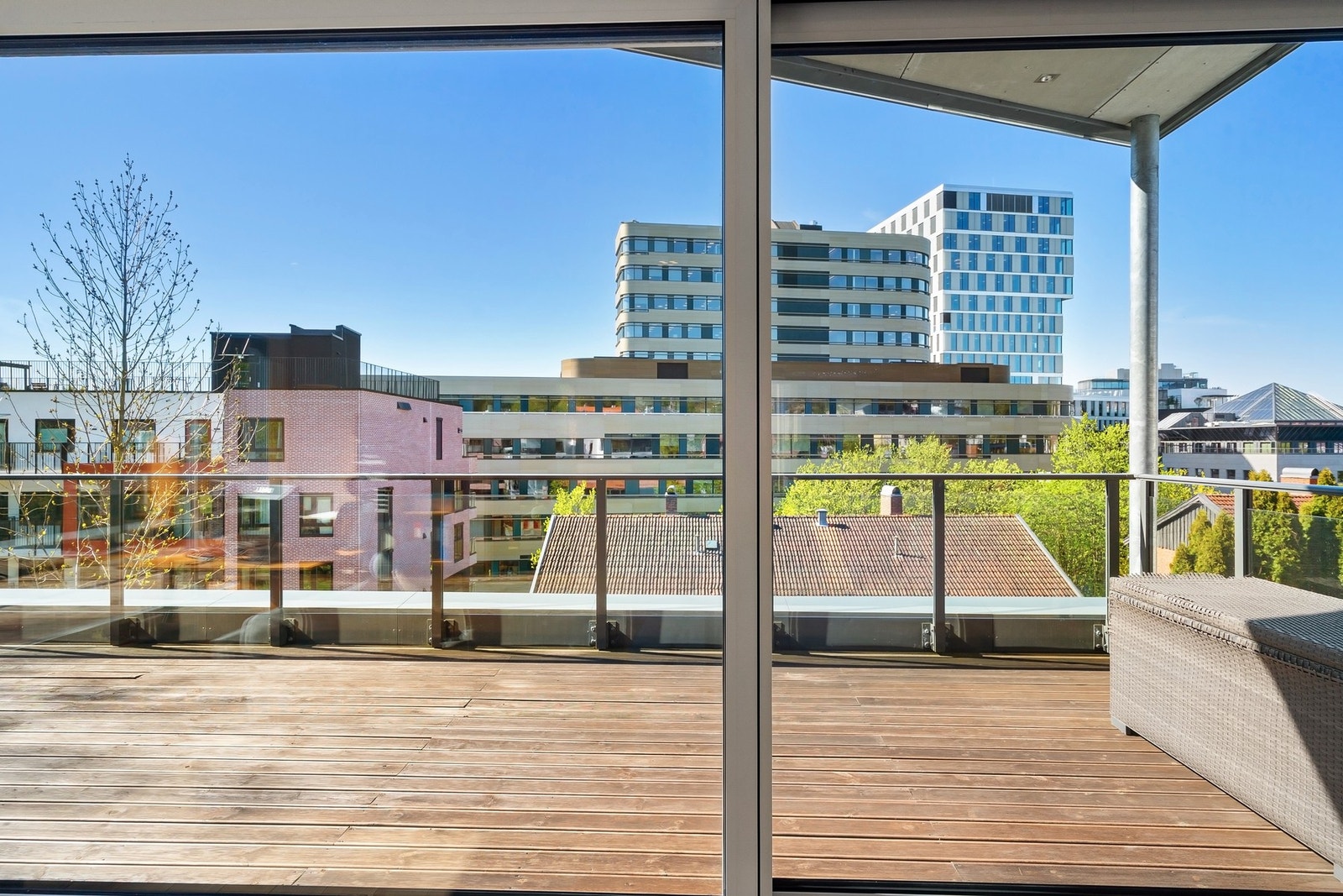 Terrasse med glassrekkverk som ivaretar utsikt og lys Galleribilde