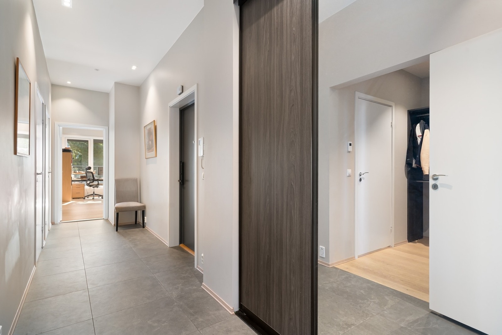 Skyvedørsgarderobe med speilfronter i entréen gir god oppbevaring. Galleribilde