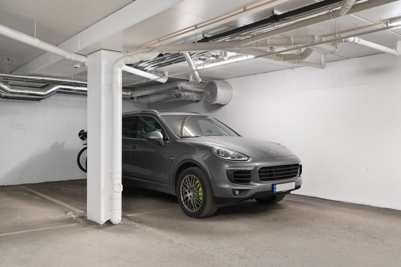 To garasjeplasser i felles anlegg med egne elbilladere. Galleribilde