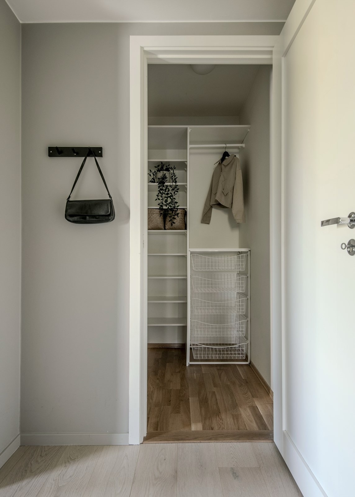 I den interne boden er det god plass til å henge fra seg yttertøy og sko. Galleribilde