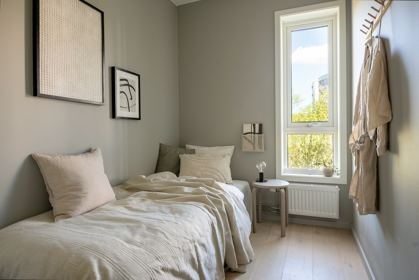 Soverom to har god plass til seng, garderobeskap og tilhørende møbler. Galleribilde