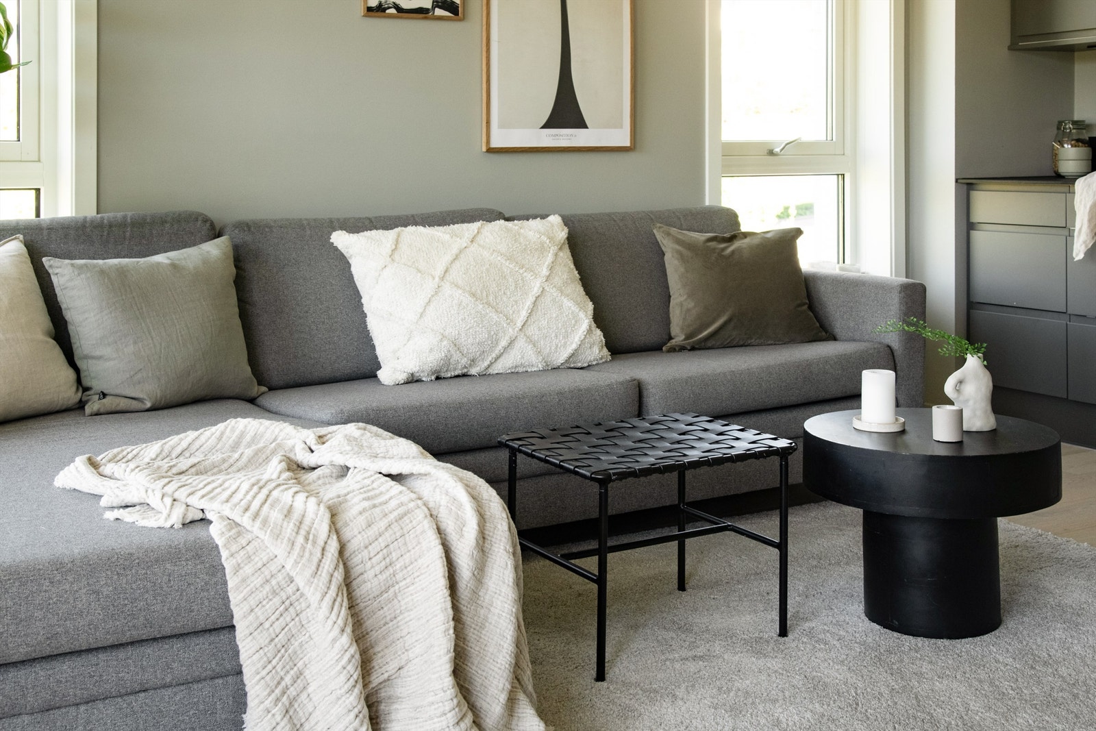I stuen er det god plass til sofa, salongbord, TV-benk og sittegruppe. Galleribilde