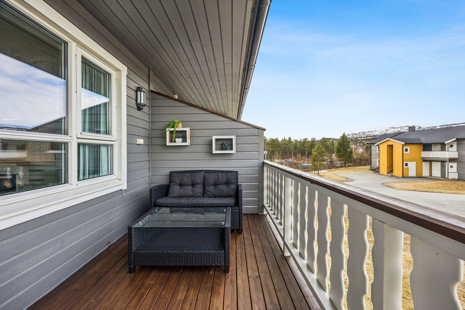 Fra stuen er det utgang til en veranda med plass til sittegruppe. Borettslaget har en barnevennlig beliggenhet med lekeplass og nærhet til turområder. Galleribilde