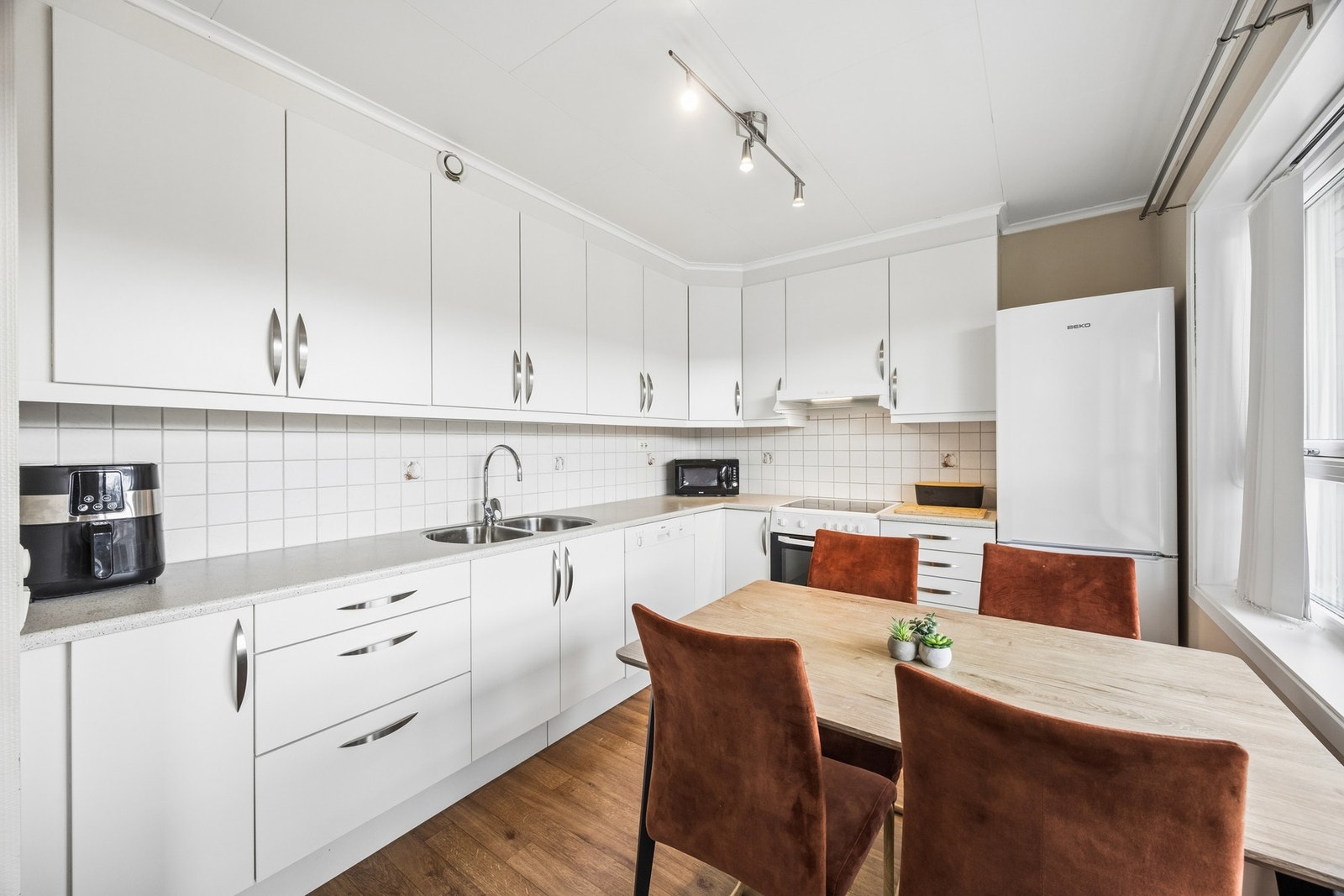 Leiligheten har en praktisk planløsning med balansert ventilasjon, hvor både aggregat og kjøkkenventilator ble byttet i 2022. Galleribilde