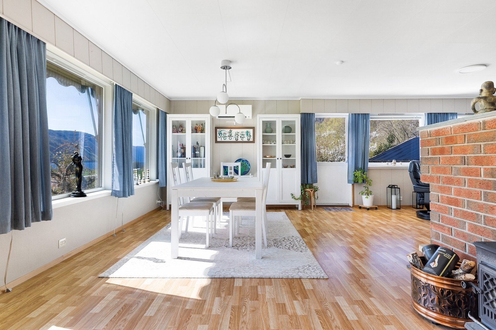 Stuen har god plass til både sittegruppe og spisestue, og fremstår som et naturlig samlingspunkt i boligen. Galleribilde