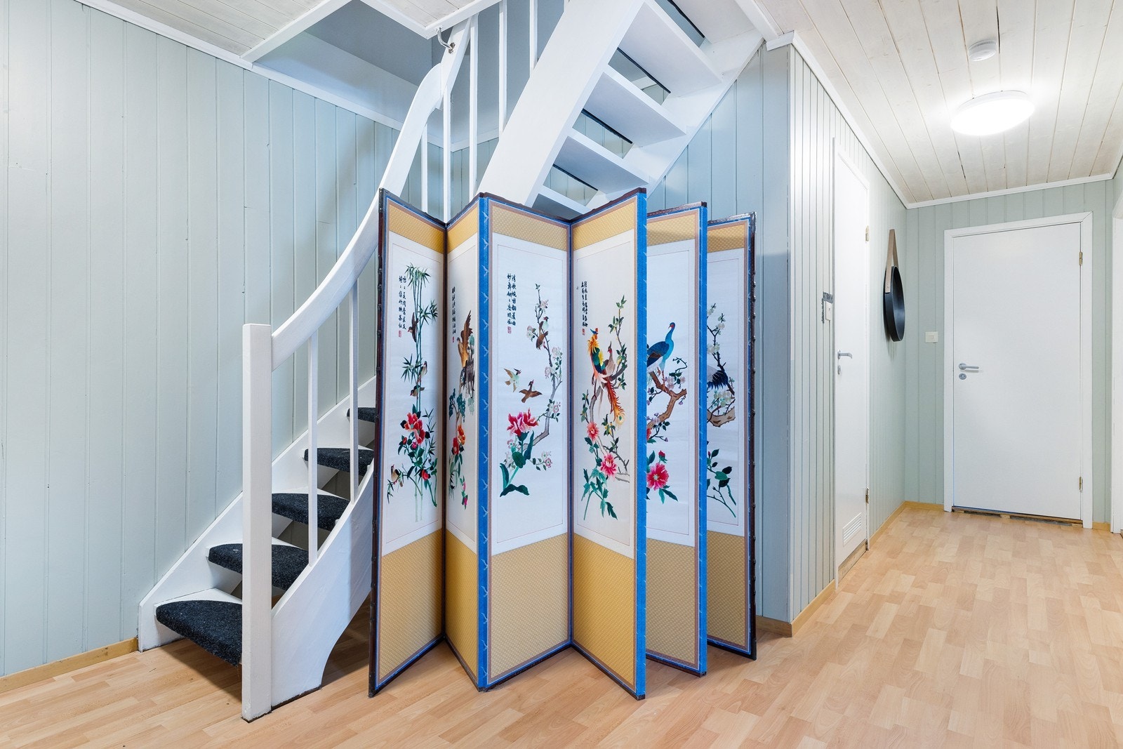 Gangen i underetasje er i smakfull lysblå fargetone. Galleribilde
