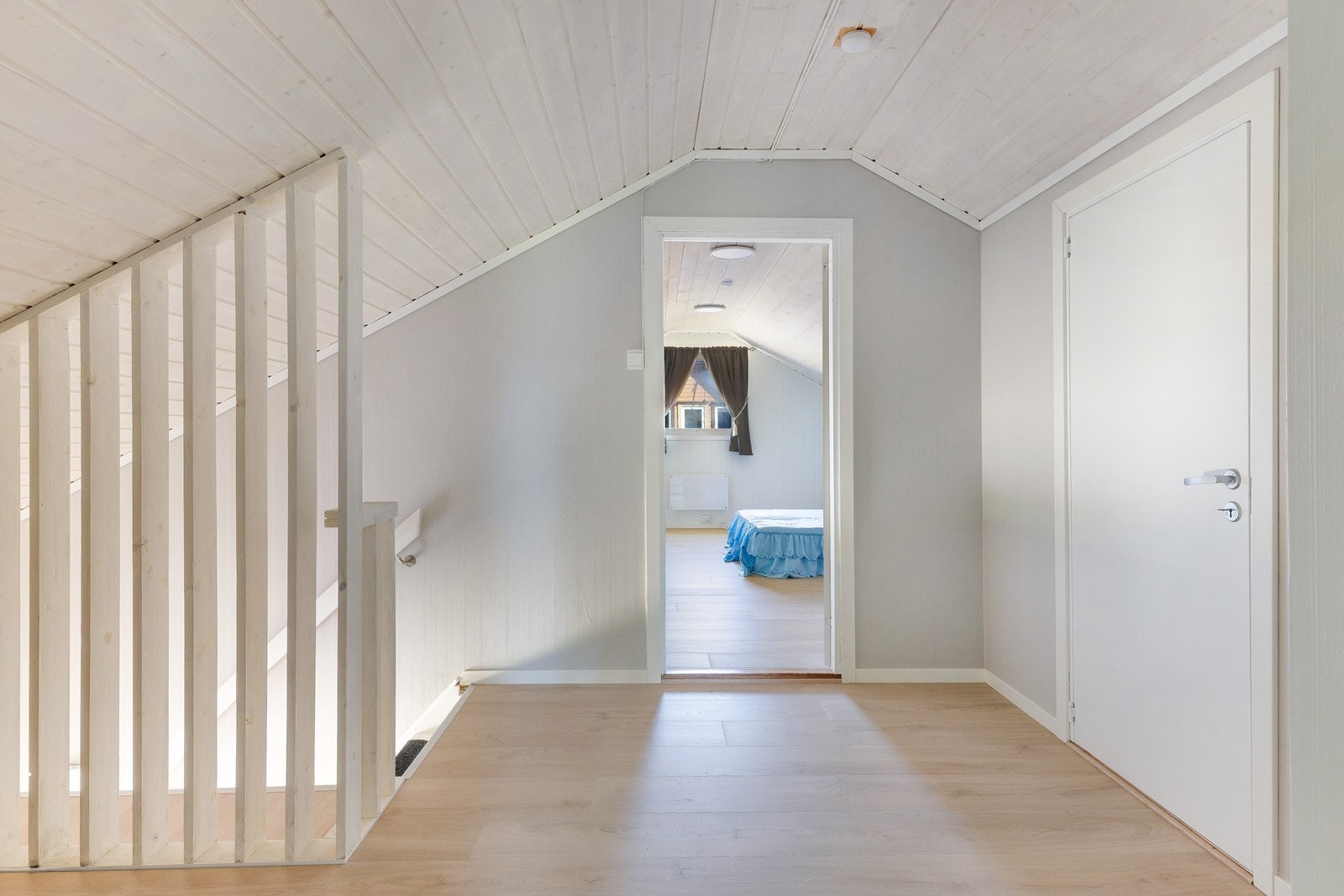 Lys og innbydende gang i 2. etasje. Galleribilde