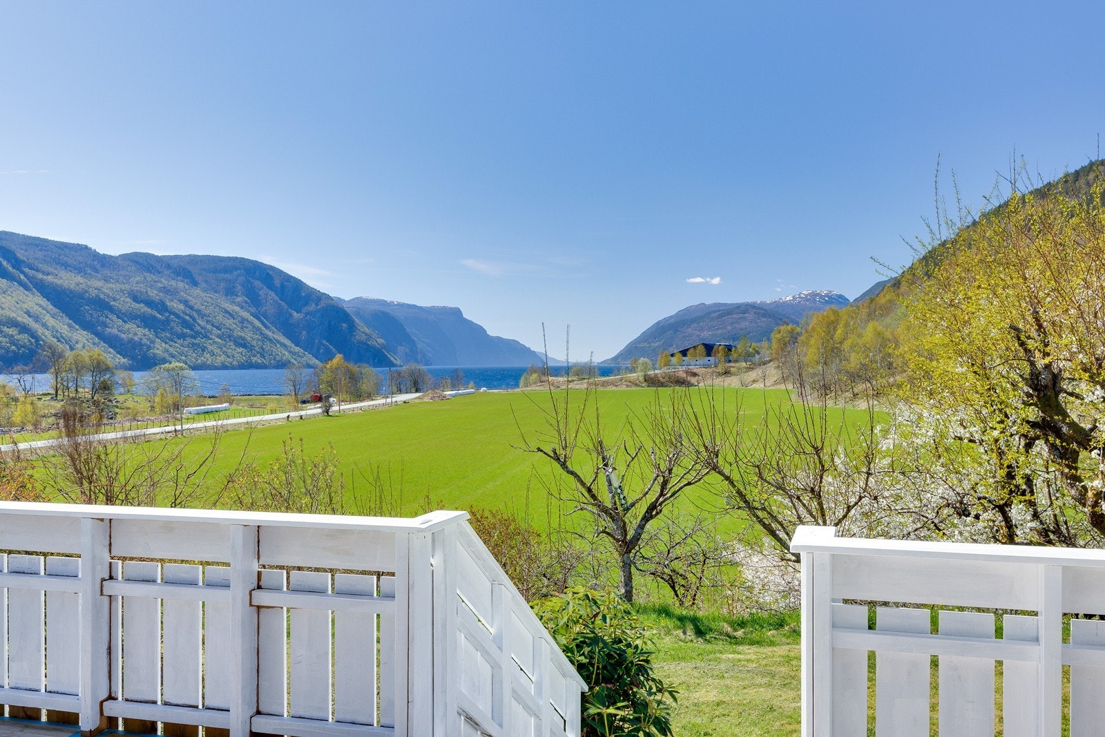 Ny oppført terrasse hvor en kan sitte å nyte de fantastiske omgivelsene. Blir ikke finere enn dette!? Galleribilde